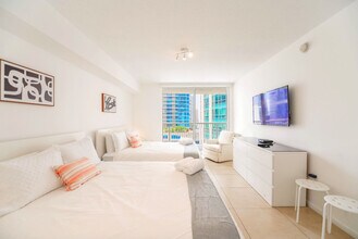 1200 Brickell Bay Dr in Miami, FL - Building Photo - Building Photo