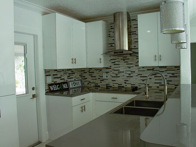 1211 W 34th St in Hialeah, FL - Foto de edificio - Building Photo