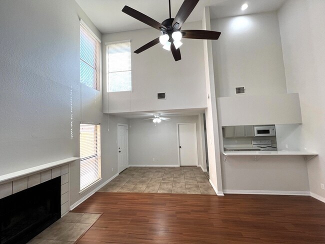 1237 W Hudgins St in Grapevine, TX - Building Photo - Building Photo