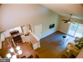 1094 Tristram Cir in Mantua, NJ - Foto de edificio - Building Photo