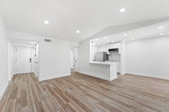 17331 Red Oak Dr, Unit 14 in Houston, TX - Building Photo - Building Photo