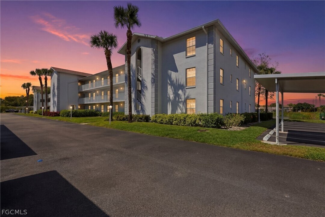 9580 Victoria Ln in Naples, FL - Building Photo