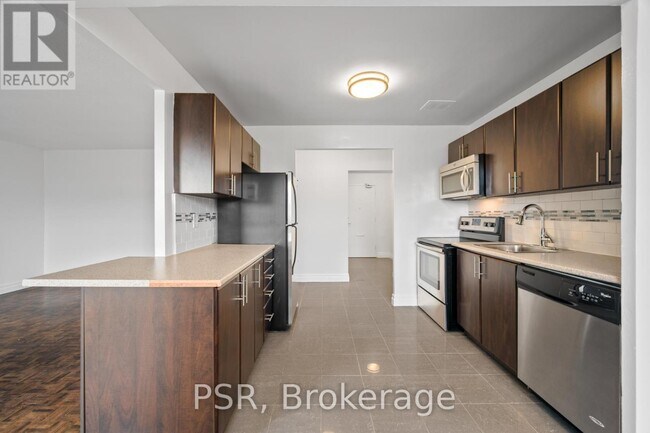 2300 Marine Dr in Oakville, ON - Building Photo - Building Photo