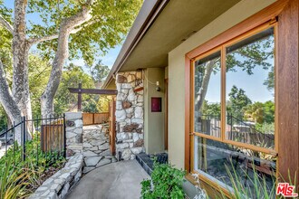 15511 Woodcrest Dr in Los Angeles, CA - Building Photo - Building Photo