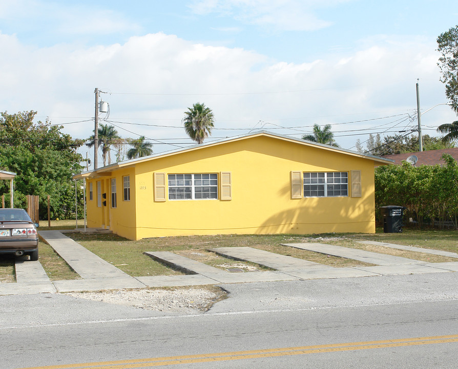 1221-1261 NW 8th St in Homestead, FL - Building Photo