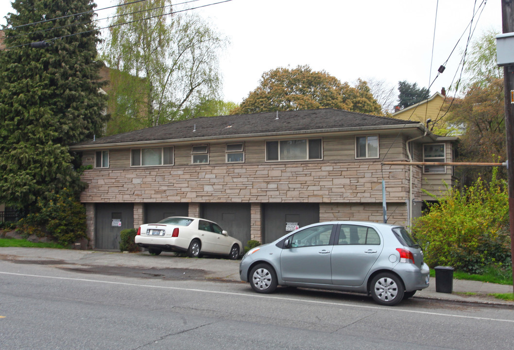 Victoria Court Apartments in Seattle, WA - Building Photo