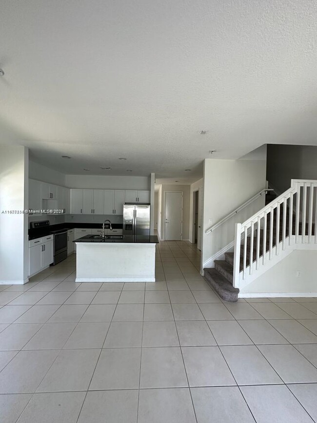 706 NE 191st Terrace in Miami, FL - Building Photo - Building Photo