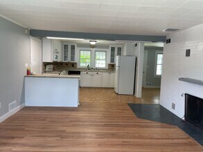58 Lebanon St. in Hanover, NH - Foto de edificio - Interior Photo