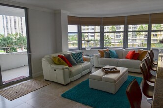 5555 Collins Ave, Unit 4A in Miami, FL - Building Photo - Building Photo