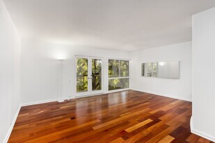 330 S Barrington Ave in Los Angeles, CA - Building Photo