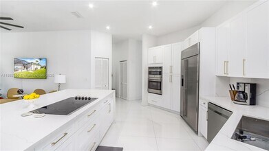 17750 SW 80th Ct in Palmetto Bay, FL - Building Photo - Building Photo