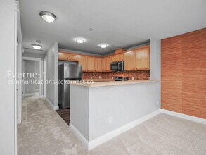 1698 25th Pl NE, Unit UNIT 303 in Issaquah, WA - Foto de edificio - Building Photo