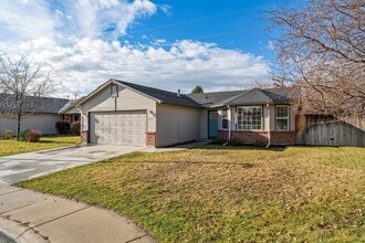 2036 E Oakridge Ct in Boise, ID - Building Photo - Building Photo