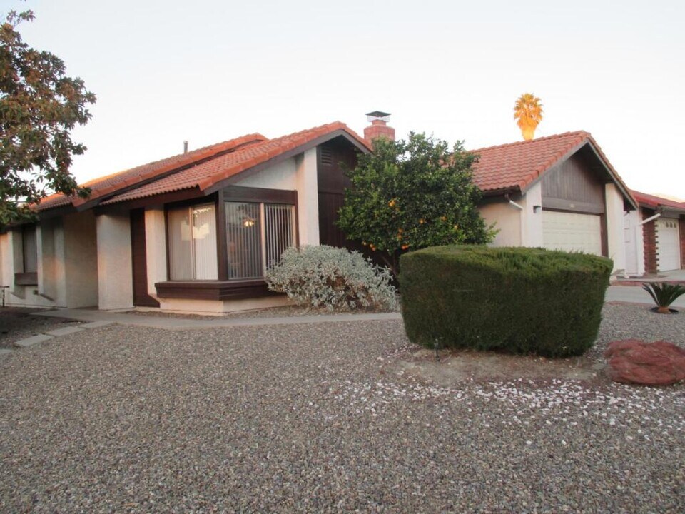 1980 Flame Tree Way in Hemet, CA - Building Photo