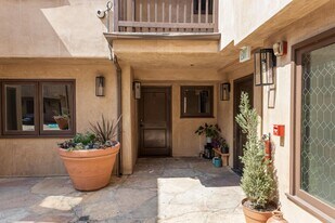 1342 N Highland Ave in Los Angeles, CA - Building Photo