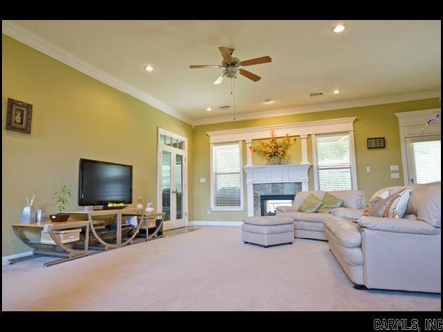 136 Orleans Dr in Maumelle, AR - Foto de edificio - Building Photo