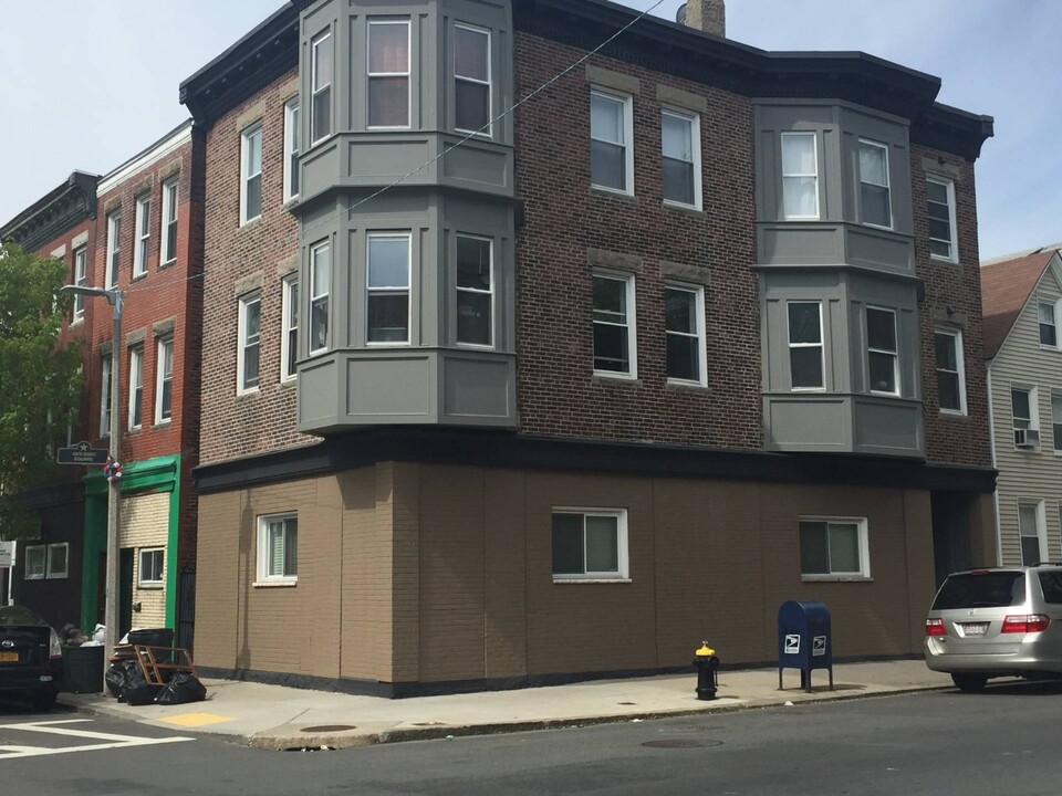 241 Maverick St, Unit 3 in Boston, MA - Building Photo