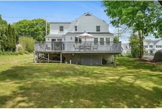 5017 Main St in Trumbull, CT - Foto de edificio - Building Photo