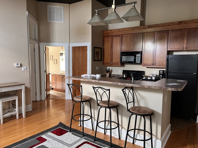 124 N Neil St in Champaign, IL - Foto de edificio - Building Photo