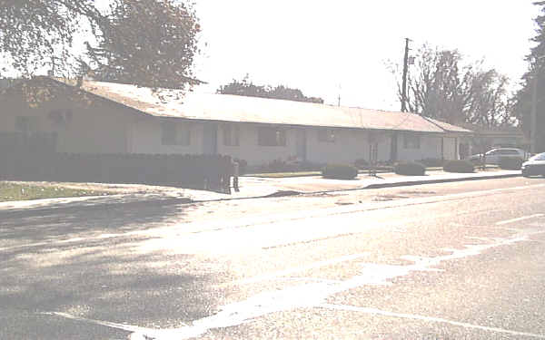 Garden Court Apartments in Turlock, CA - Building Photo - Building Photo