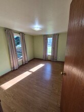 1248 NW Ellan St in Roseburg, OR - Foto de edificio - Building Photo