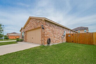 12063 Quartersawn Ln in Pinehurst, TX - Building Photo - Building Photo