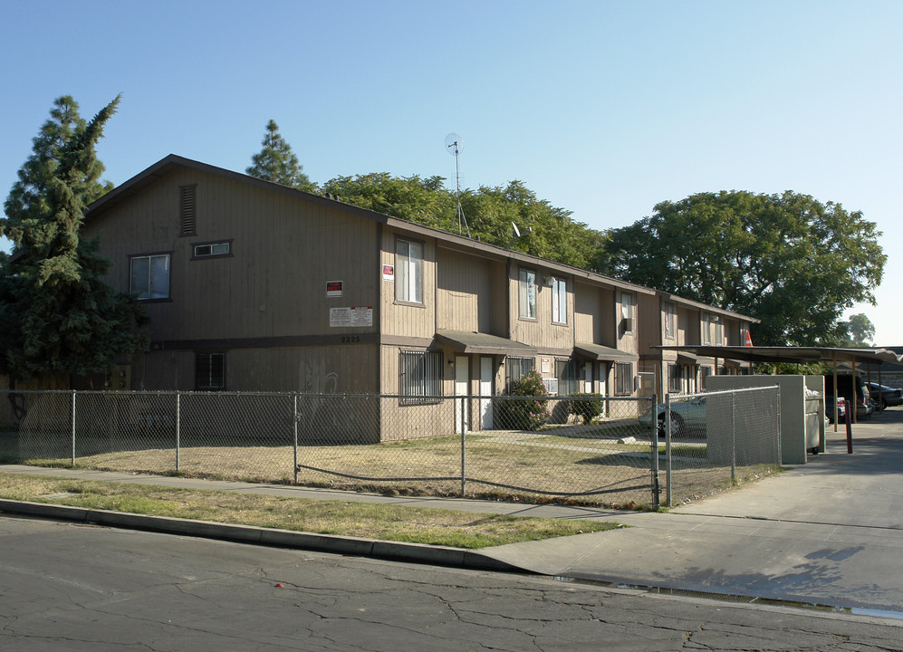 2225 S Lee Ave in Fresno, CA - Foto de edificio