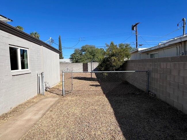 3743 E March Pl in Tucson, AZ - Foto de edificio - Building Photo