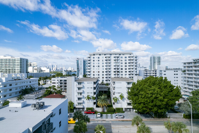 Twin Towers Condo in Miami Beach, FL - Building Photo - Building Photo