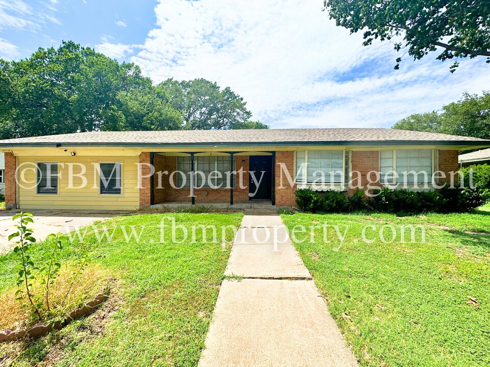 509 Lake Shore Dr in Ennis, TX - Foto de edificio