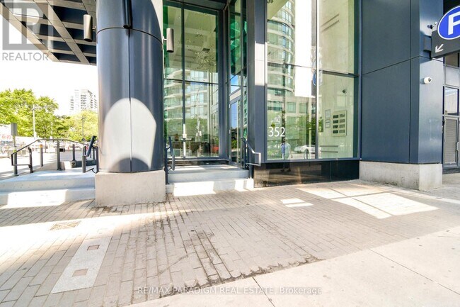 352 Front St W in Toronto, ON - Building Photo - Building Photo