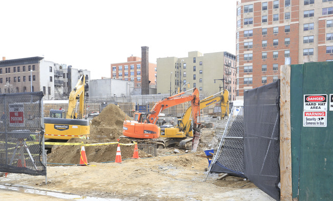 Elton Crossing in Bronx, NY - Foto de edificio - Building Photo