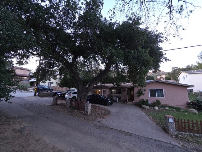 23247 Raymond St in Chatsworth, CA - Foto de edificio - Building Photo