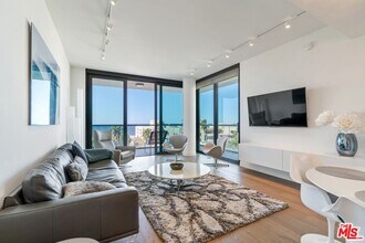 1755 Ocean Ave in Santa Monica, CA - Building Photo - Building Photo