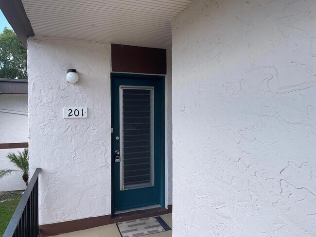 4 Greenway Village N, Unit 201 in Royal Palm Beach, FL - Foto de edificio - Building Photo