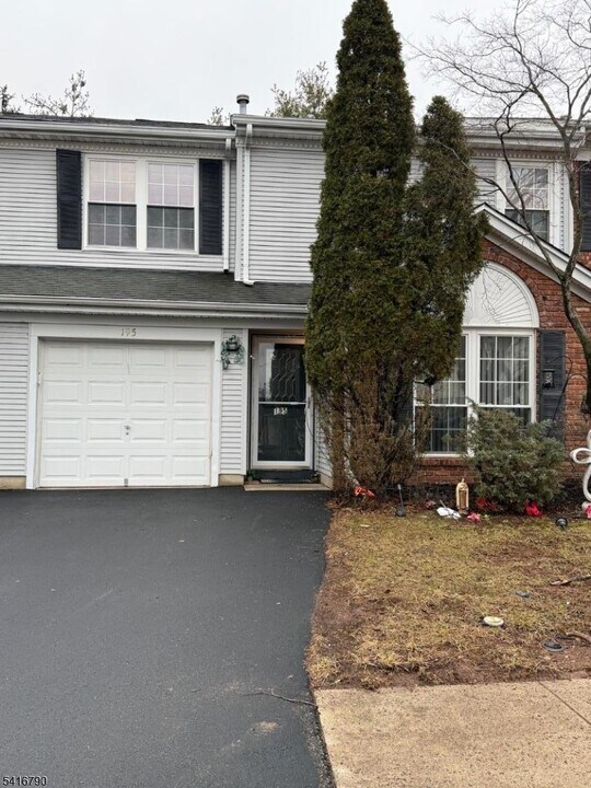 195 Matlook Pl in Franklin Township, NJ - Building Photo