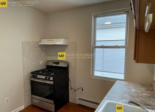 179 Putnam St, Unit 1 in Boston, MA - Building Photo - Building Photo