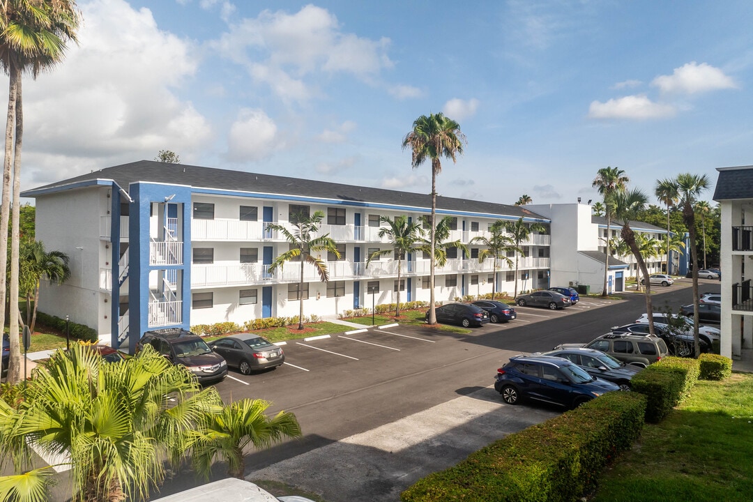 Westview Commons in Davie, FL - Foto de edificio