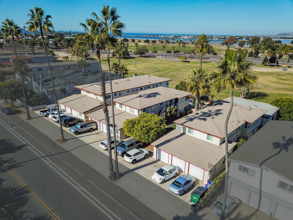 4682-4692 W Point Loma Blvd in San Diego, CA - Building Photo