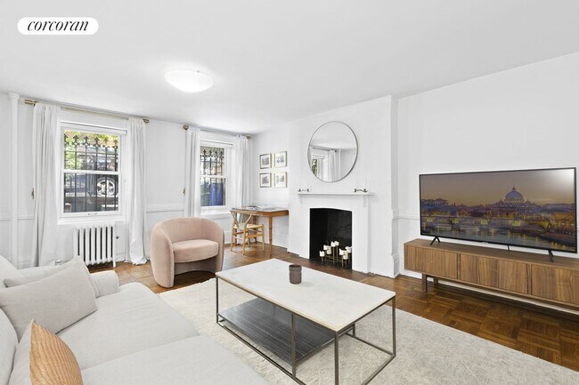 19 Perry St in New York, NY - Building Photo - Building Photo
