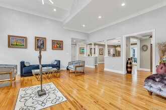 21 Buttonwood Dr in Dix Hills, NY - Foto de edificio - Building Photo