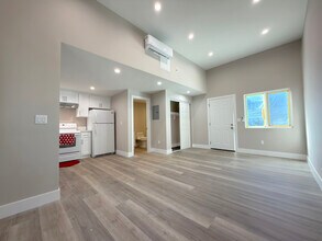 1382 Molino Ave, Unit A in Long Beach, CA - Building Photo - Building Photo