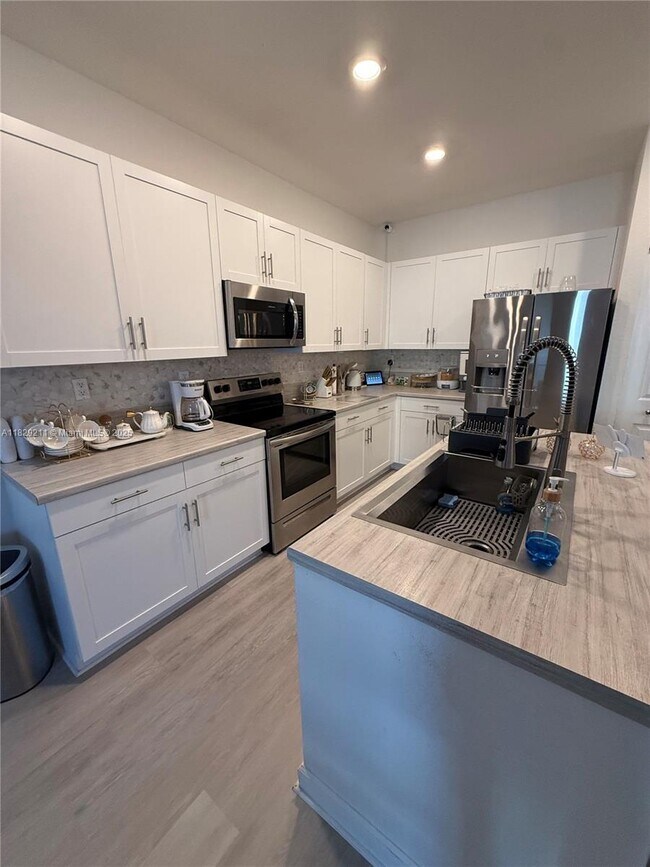 11055 W 35th Way in Hialeah, FL - Building Photo - Building Photo