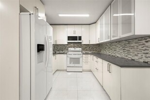 3167 Cocoplum Cir in Coconut Creek, FL - Building Photo