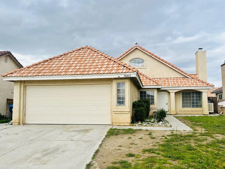 36823 Hillcrest Dr in Palmdale, CA - Building Photo