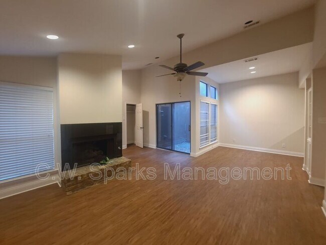 3025 Westforest Dr in Dallas, TX - Building Photo - Building Photo