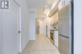 5105 Hurontario St in Mississauga, ON - Building Photo - Building Photo