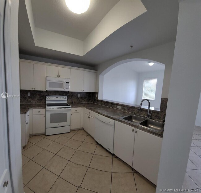 8882 W Flagler St-Unit -207 in Miami, FL - Building Photo - Building Photo