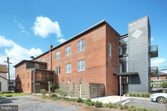 4 S Main St in Biglerville, PA - Foto de edificio - Building Photo