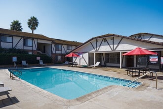 Essex Manor Apartments in National City, CA - Foto de edificio - Building Photo